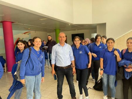 الطيرة : المدرسة الاعدادية "ب" تقدم مشروع السلة الثقافية لطلابها